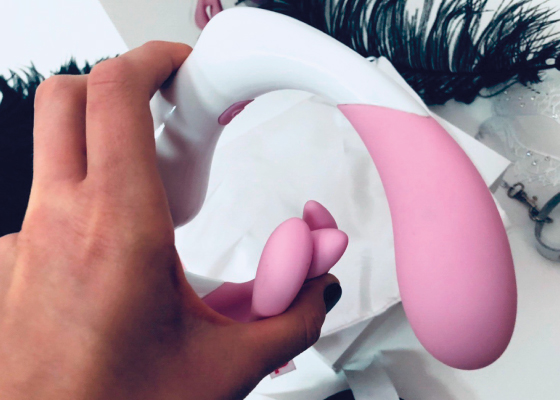 Клиторальный стимулятор дарит девушке настоящий оргазм Клиторальный стимулятор дарит девушке настоящий оргазм